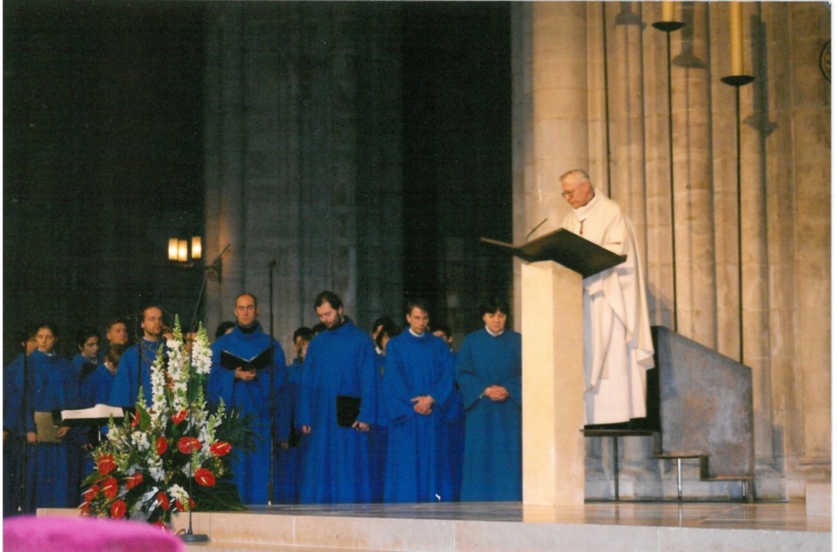 Officiel. 18h45. Mgr François Fleischmann, chancelier, lit la bulle de nomination du nouvel archevêque de Paris, adressé par le pape Jean-Paul II. © Sylvain Sismondi.