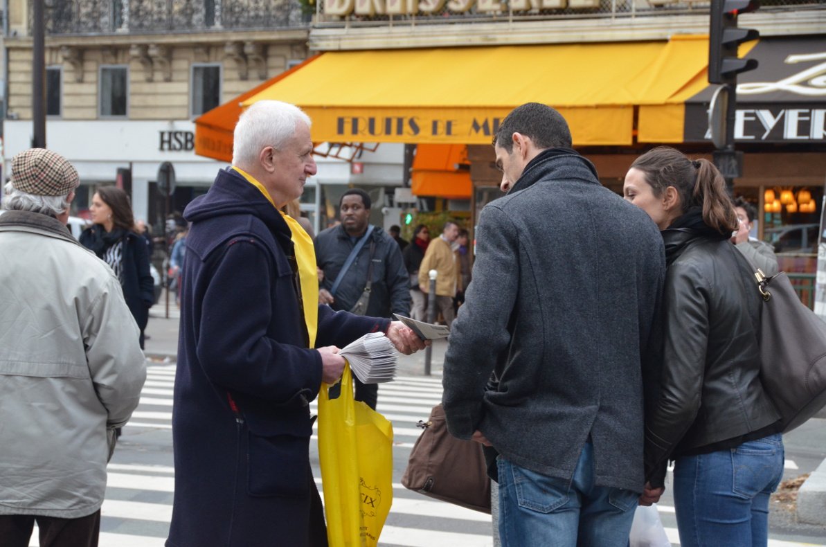 Rencontres dans la rue à Saint-Pierre de Montrouge (14e). © Marie-Christine Bertin / Diocèse de Paris.