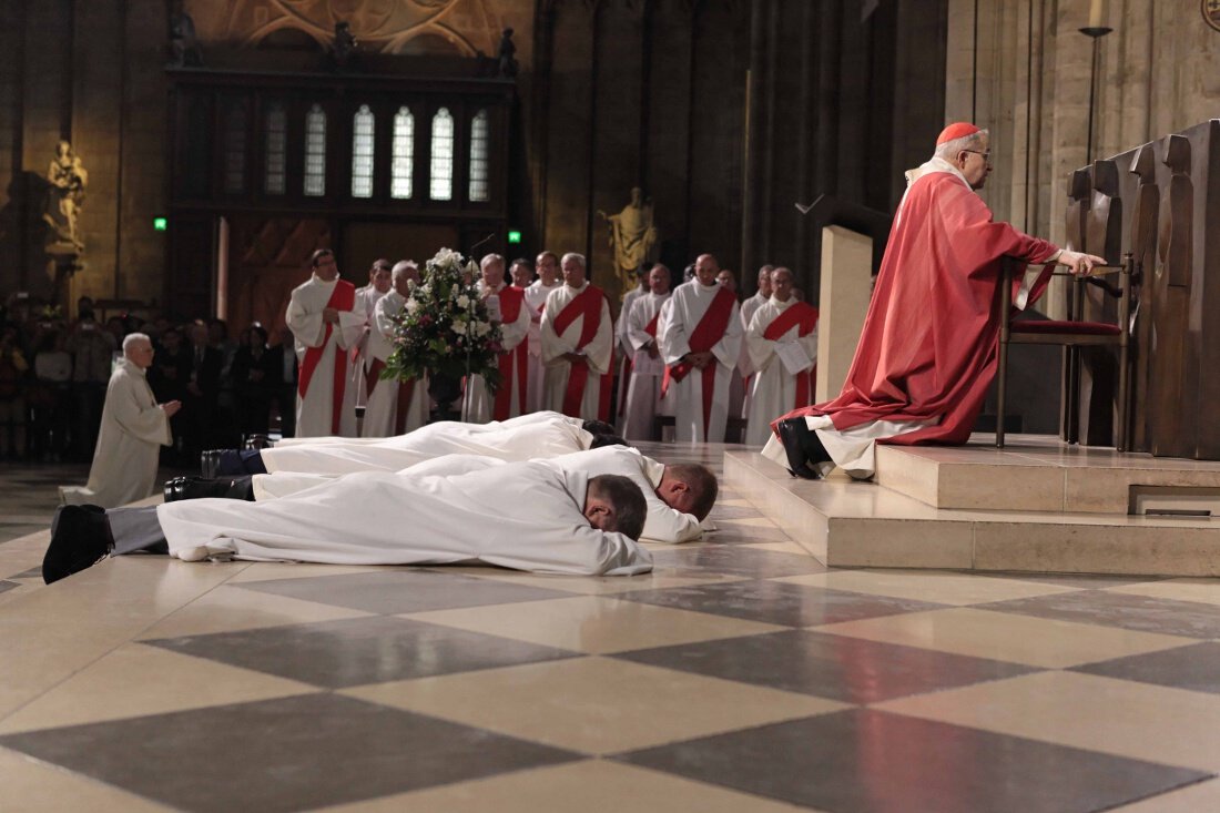 Prostration des ordinands. © Yannick Boschat / Diocèse de Paris.