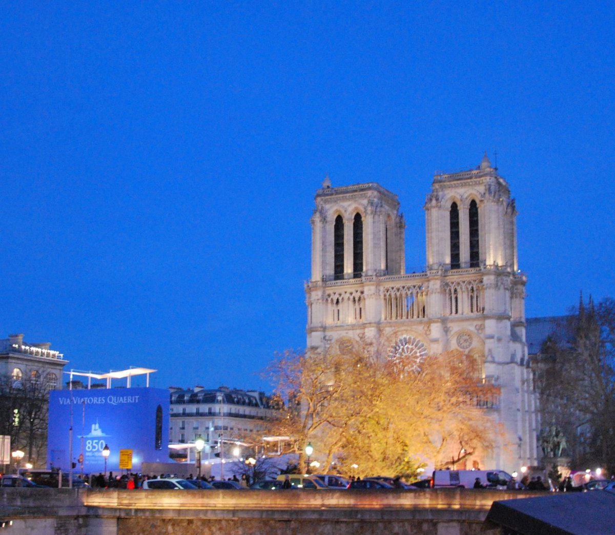 À la nuit tombée, juste avant la cérémonie. © Pierre-Louis Lensel.