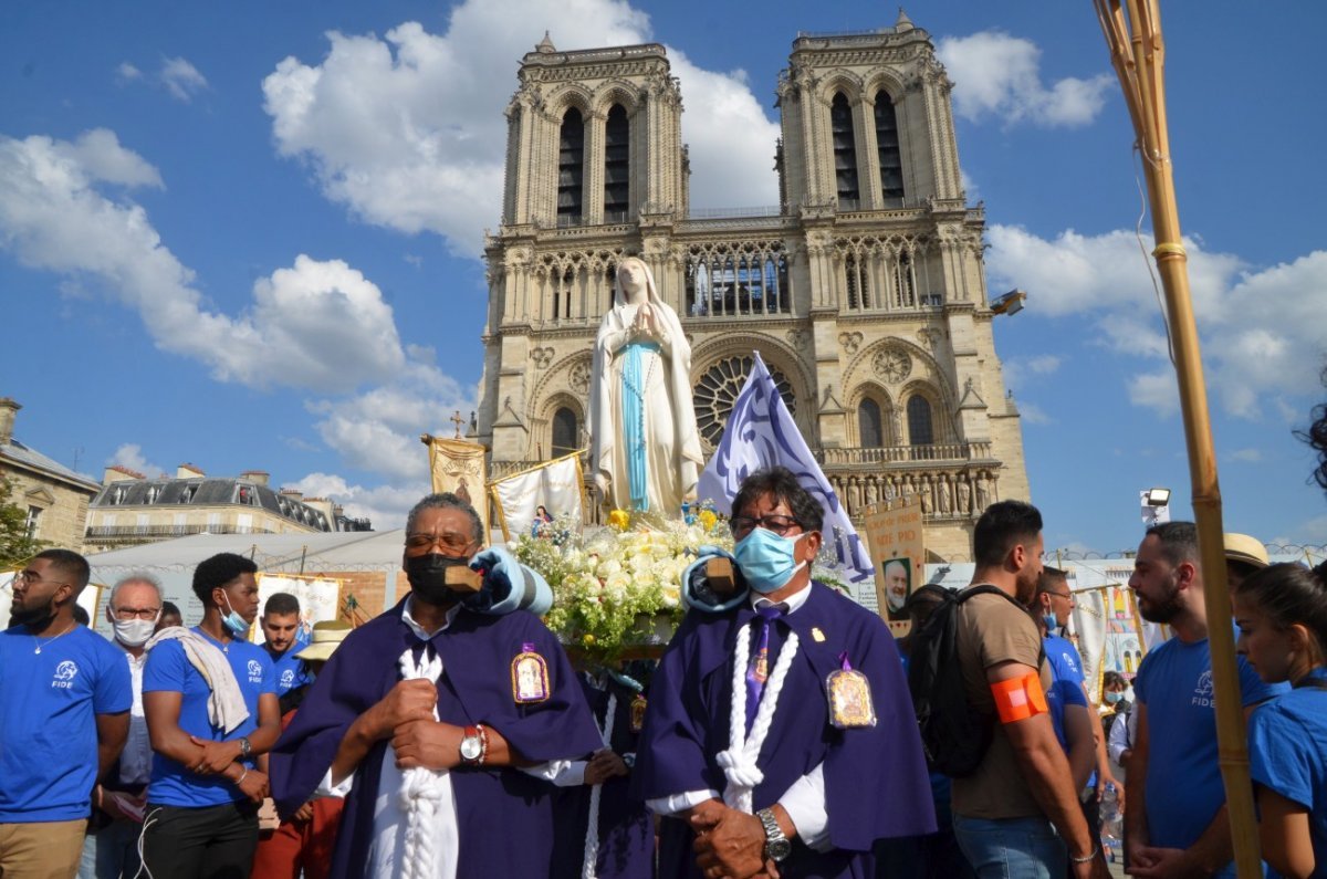 Fête de l'Assomption de la Vierge Marie : procession dans Paris. © Michel Pourny / Diocèse de Paris.