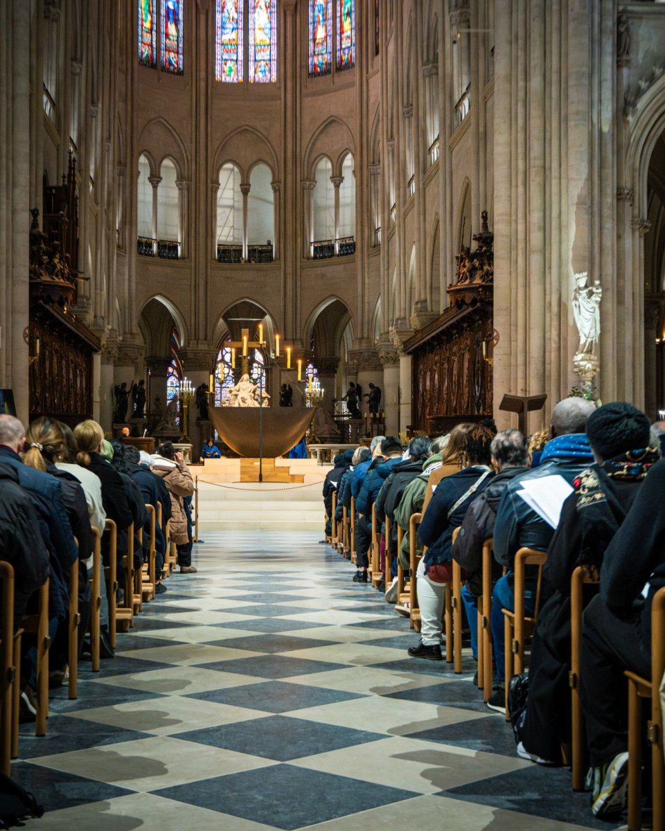 Vénération de la sainte Couronne d'épines le Vendredi saint 2026. © Liam Hoarau / Diocèse de Paris.