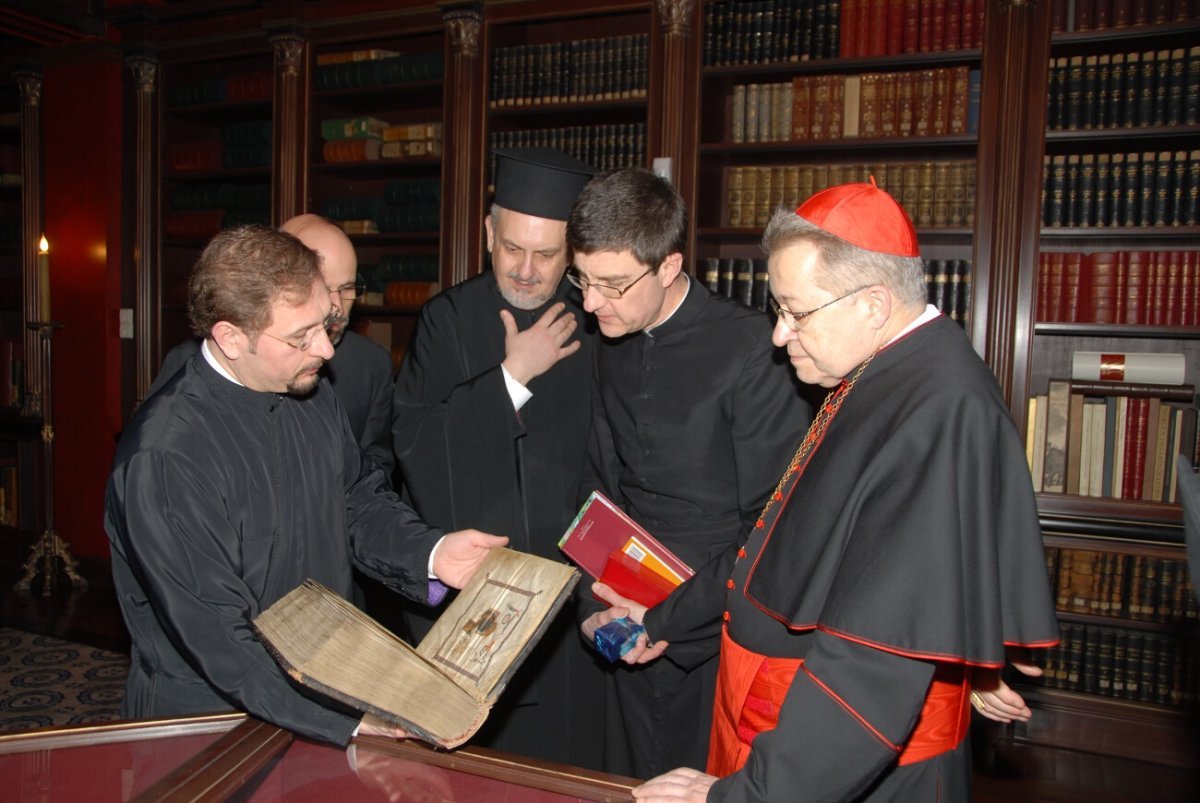 Le cardinal André Vingt-Trois visitant la bibliothèque du Phanar. 