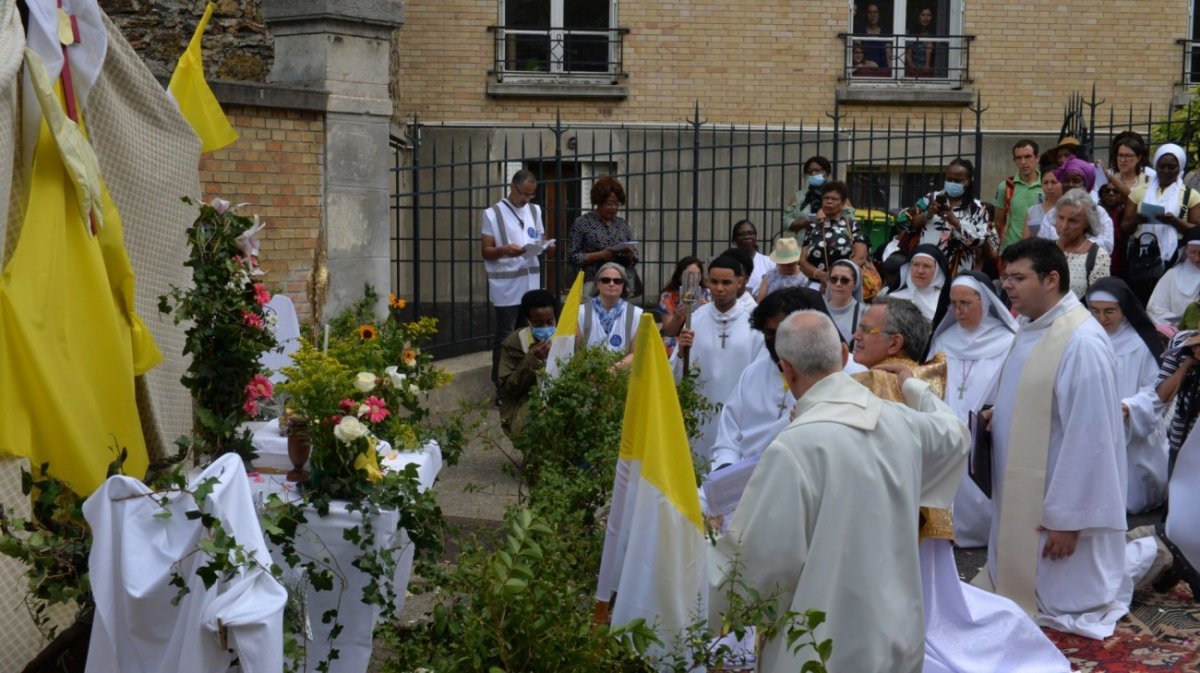 Procession de la Fête-Dieu. © Marie-Christine Bertin / Diocèse de Paris.