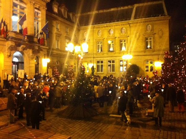 Devant la Mairie du 15e, les paroisses Saint-Jean-Baptiste de Grenelle, (…). 