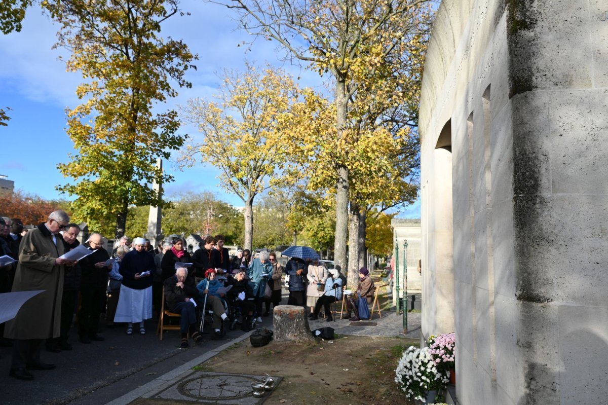 Prière pour les prêtres défunts au cimetière Montparnasse 2025. © Marie-Christine Bertin / Diocèse de Paris.