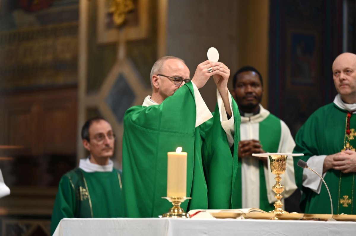 Messe d'action de grâce pour le ministère de Mgr Thibault Verny à Paris. © Marie-Christine Bertin / Diocèse de Paris.