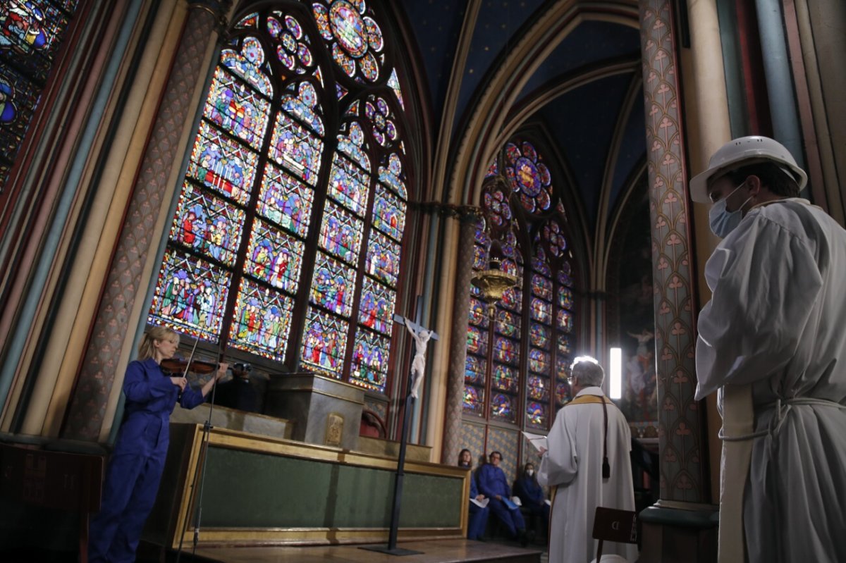 Méditation de Pâques à Notre-Dame de Paris. © Christophe Ena / Associated Press.