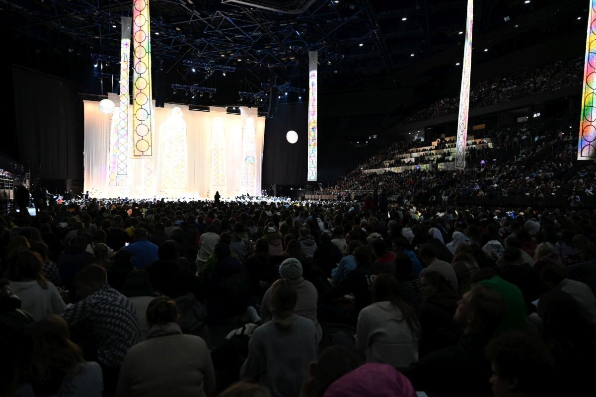 Prière du soir à l'Accor Arena à Bercy. © Marie-Christine Bertin / Diocèse de Paris.
