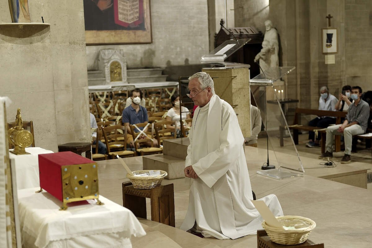 Vénération des reliques de sainte Geneviève à Saint-Lambert de Vaugirard. © Trung-Hieu Do / Diocèse de Paris.