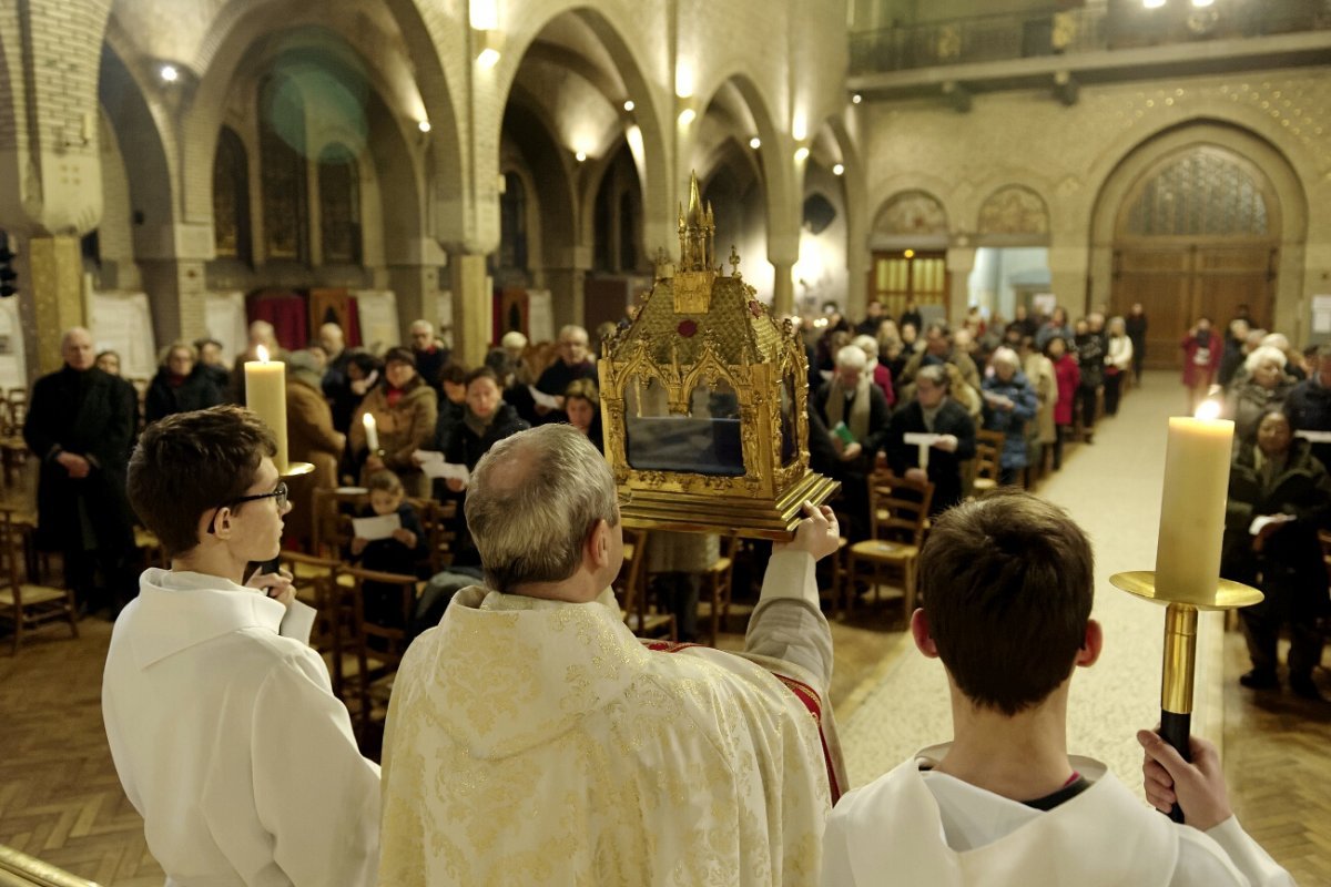 Accueil des reliques de sainte Geneviève à Saint-Léon (15e). © Trung Hieu Do / Diocèse de Paris.