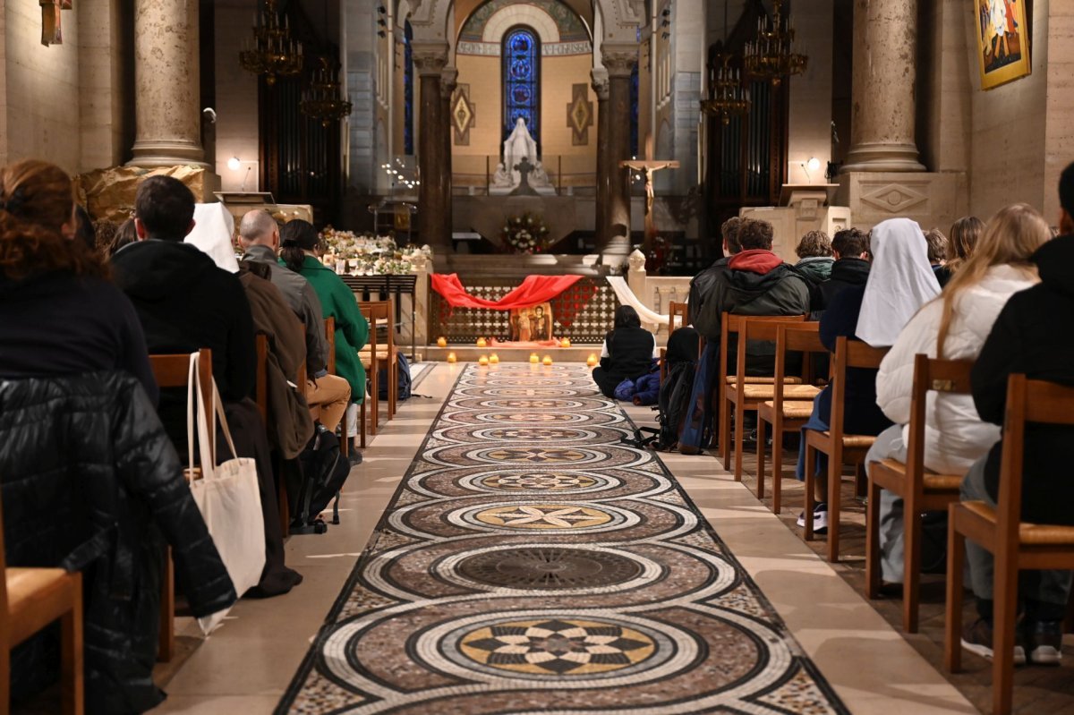 Prière du matin à Saint-Pierre de Montrouge. © Marie-Christine Bertin / Diocèse de Paris.