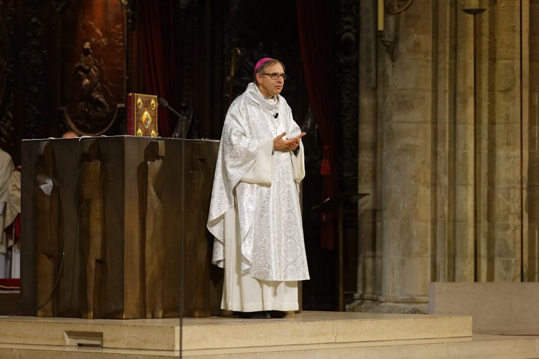 Accueil par Mgr Jérôme Beau, évêque auxiliaire de Paris. © Yannick Boschat / Diocèse de Paris.