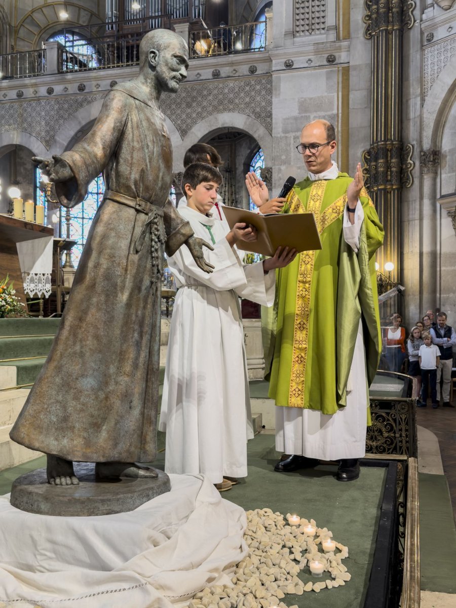 Dévoilement de la statue de saint Charles de Foucauld à Saint-Augustine. © Benjamin Monnerot-Dumaine.