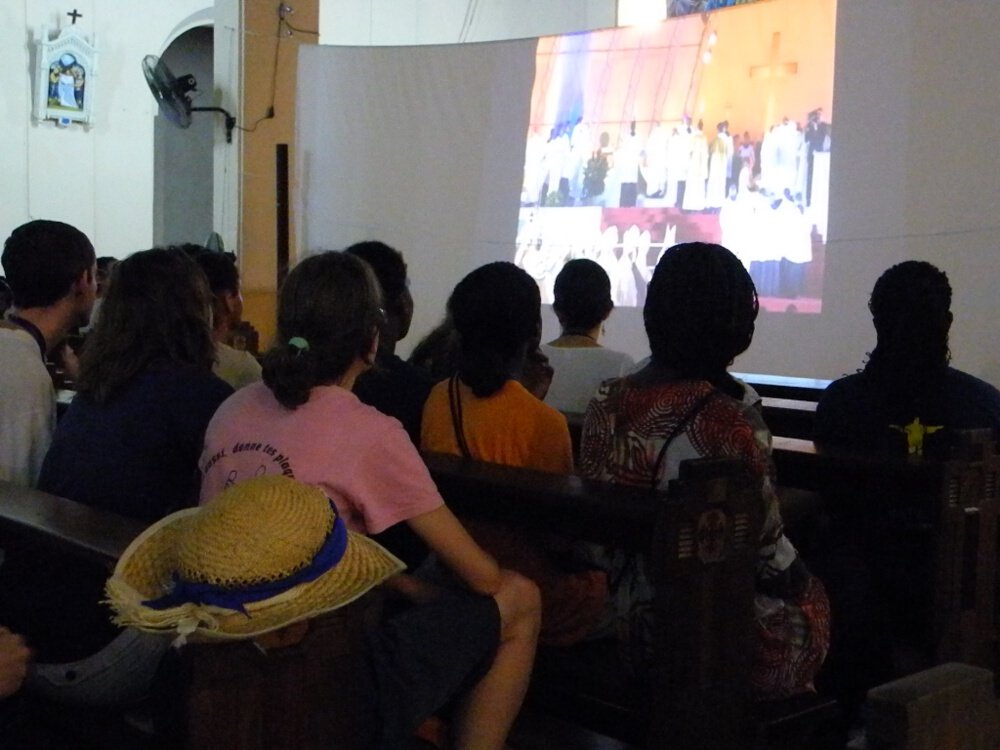 23 juillet, matinée au Zéphyr. Retransmission de la messe d'ouverture des JMJ. © © Marie-Christine Bertin / Diocèse de Paris.