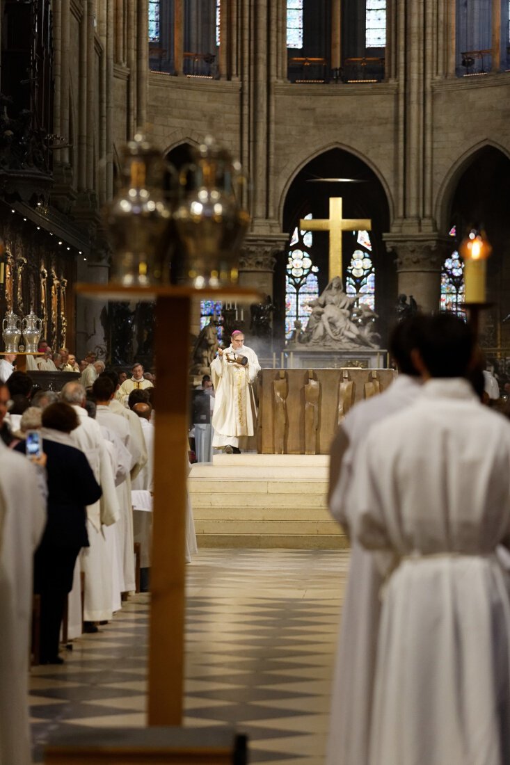 Encensement de l'autel. © Yannick Boschat / Diocèse de Paris.