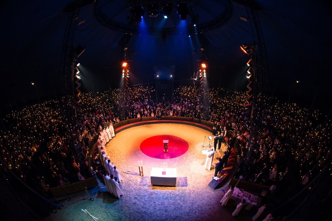 Messe de Noël au cirque Grüss. © Alain Pignel.