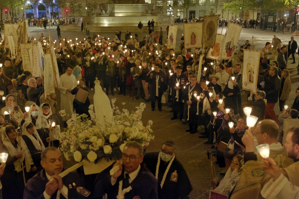 Procession mariale “Marcher avec Marie”. © Trung Hieu Do / Diocèse de Paris.