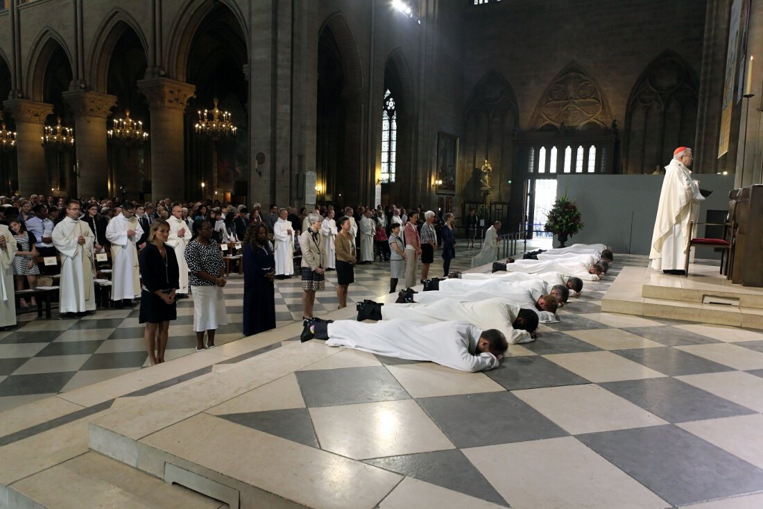 Prostration des candidats. © Yannick Boschat / Diocèse de Paris.