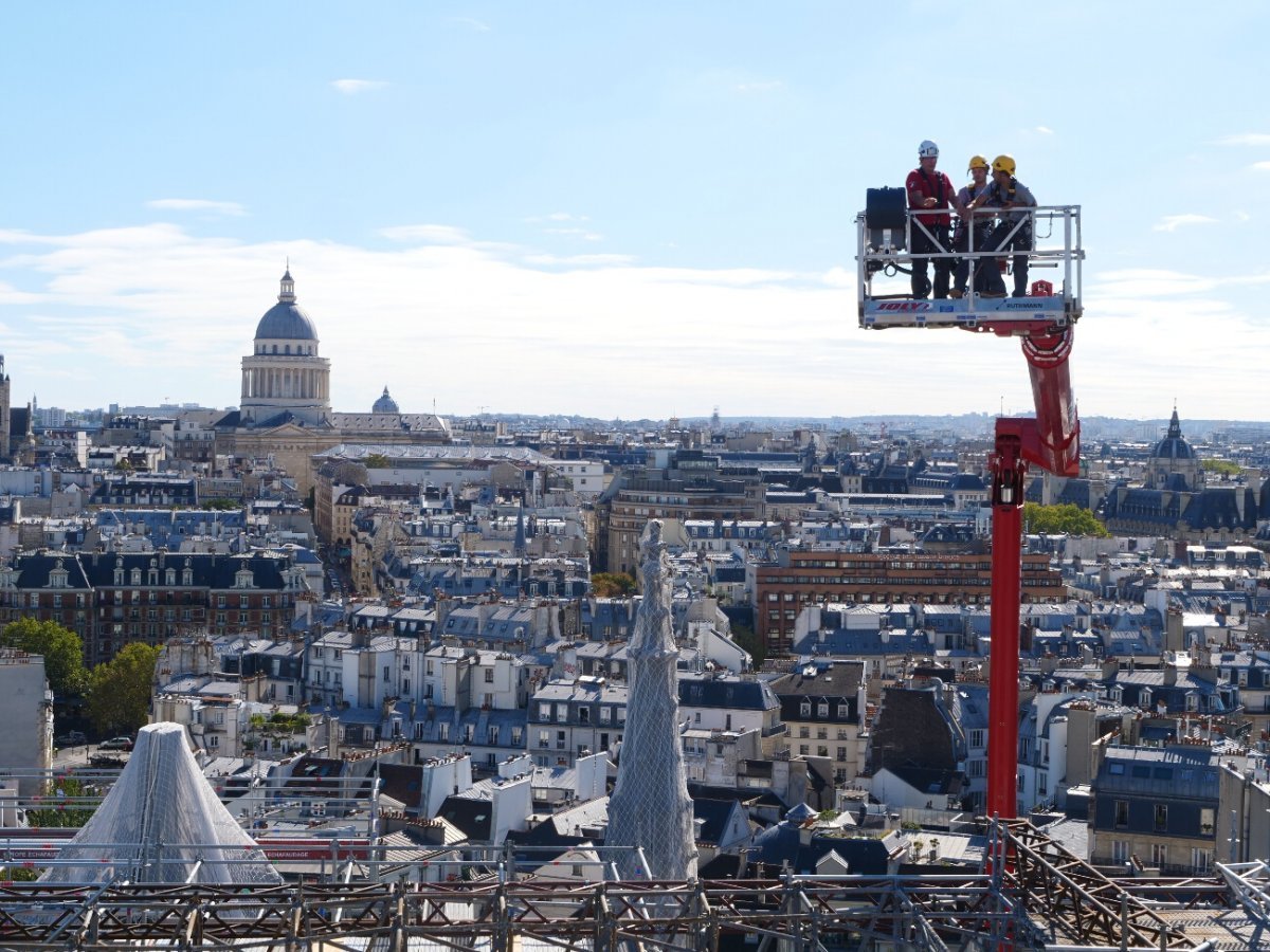 Notre-Dame de Paris. Étape décisive, la phase finale du démontage de l'échafaudage brûlé, perché au-dessus du transept. Opération titanesque menée sans relâche par Europe Échafaudage avec les collaborateurs du (…) © Laurence Faure / Diocèse de Paris.