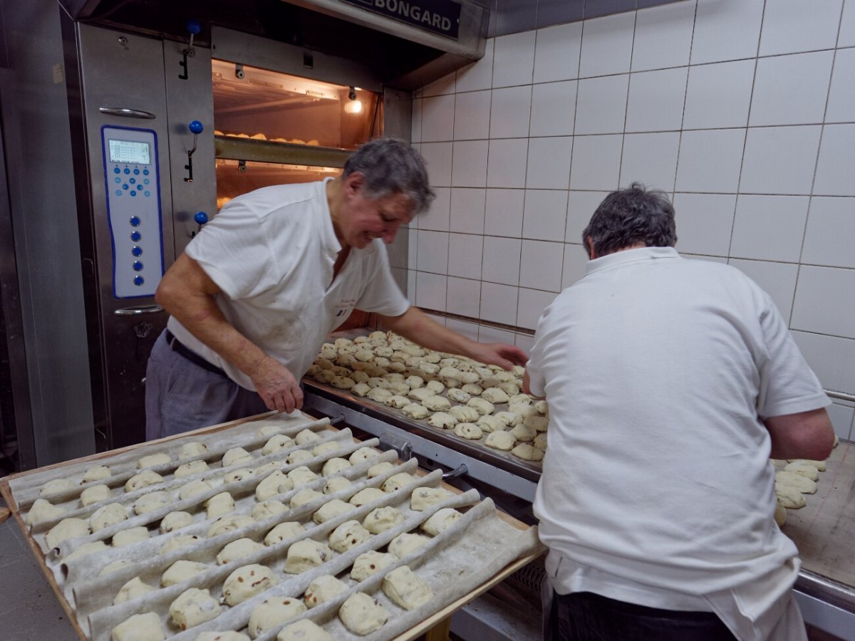 Préparation des petits pains de sainte Geneviève. © Yannick Boschat / Diocèse de Paris.