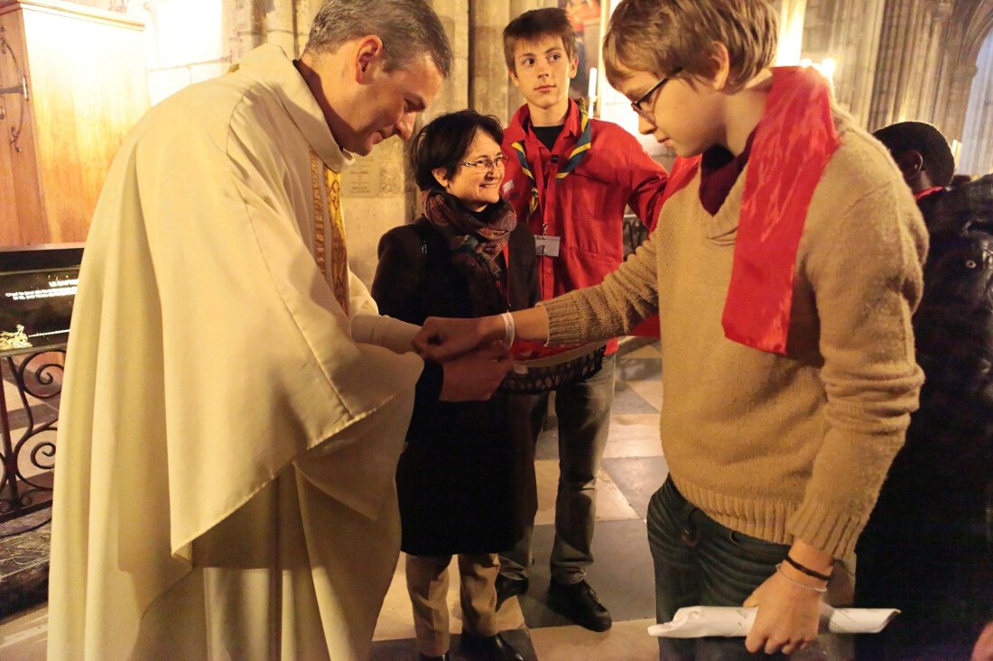 Distribution des bracelets par le P. Arnaud Gautier, vicaire épiscopal. © Yannick Boschat / Diocèse de Paris.