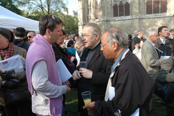 Temps convivial au chevet de Notre-Dame. © D. R..