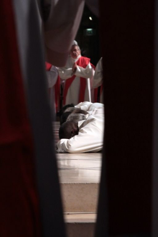 Les ordinands sont prostrés, leurs épouses sont debout derrière eux pendant (…). Photo © Yannick Boschat 