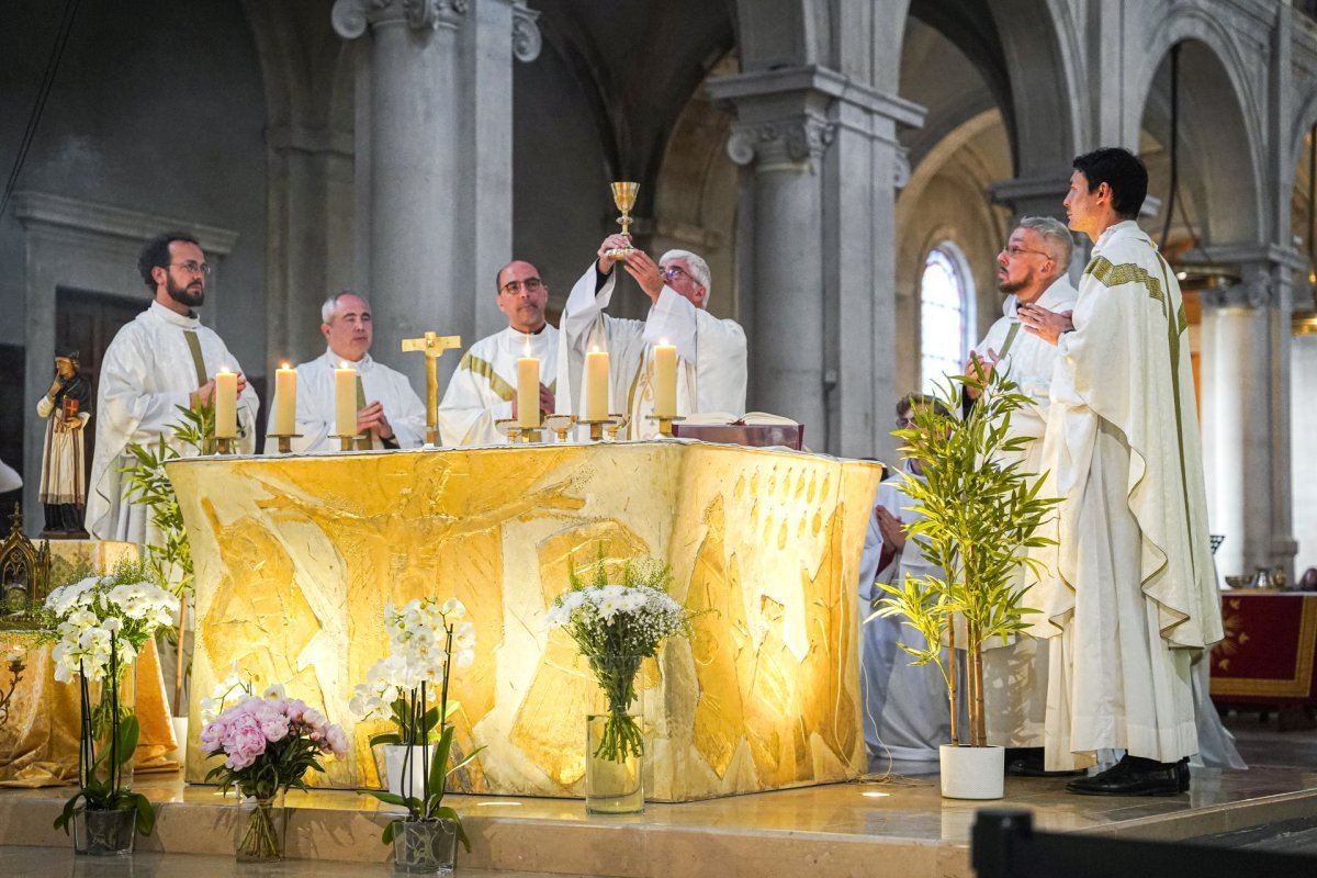 Procession de la Saint-Yves avec la mission bretonne et les juristes 2026. © Hanae Nejjari / Diocèse de Paris.