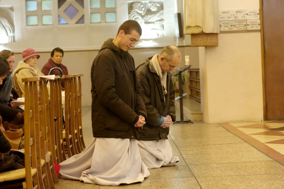 Vénération du manteau de saint François d'Assise à Saint-Antoine de (…). © Trung Hieu Do / Diocèse de Paris.