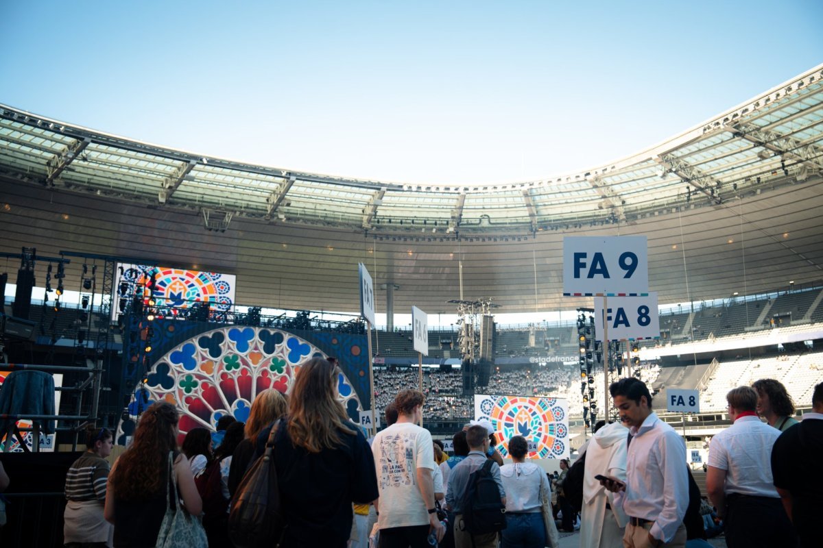 Veillée de prière avec les jeunes et le pape Léon XIV : Ouverture du Stade. © Dylan Guidez / Diocèse de Paris.