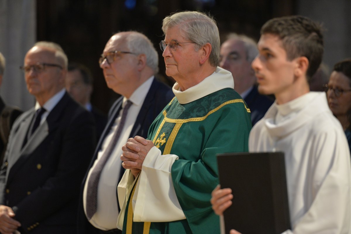 Imposition du pallium à Mgr Laurent Ulrich. © Marie-Christine Bertin / Diocèse de Paris.