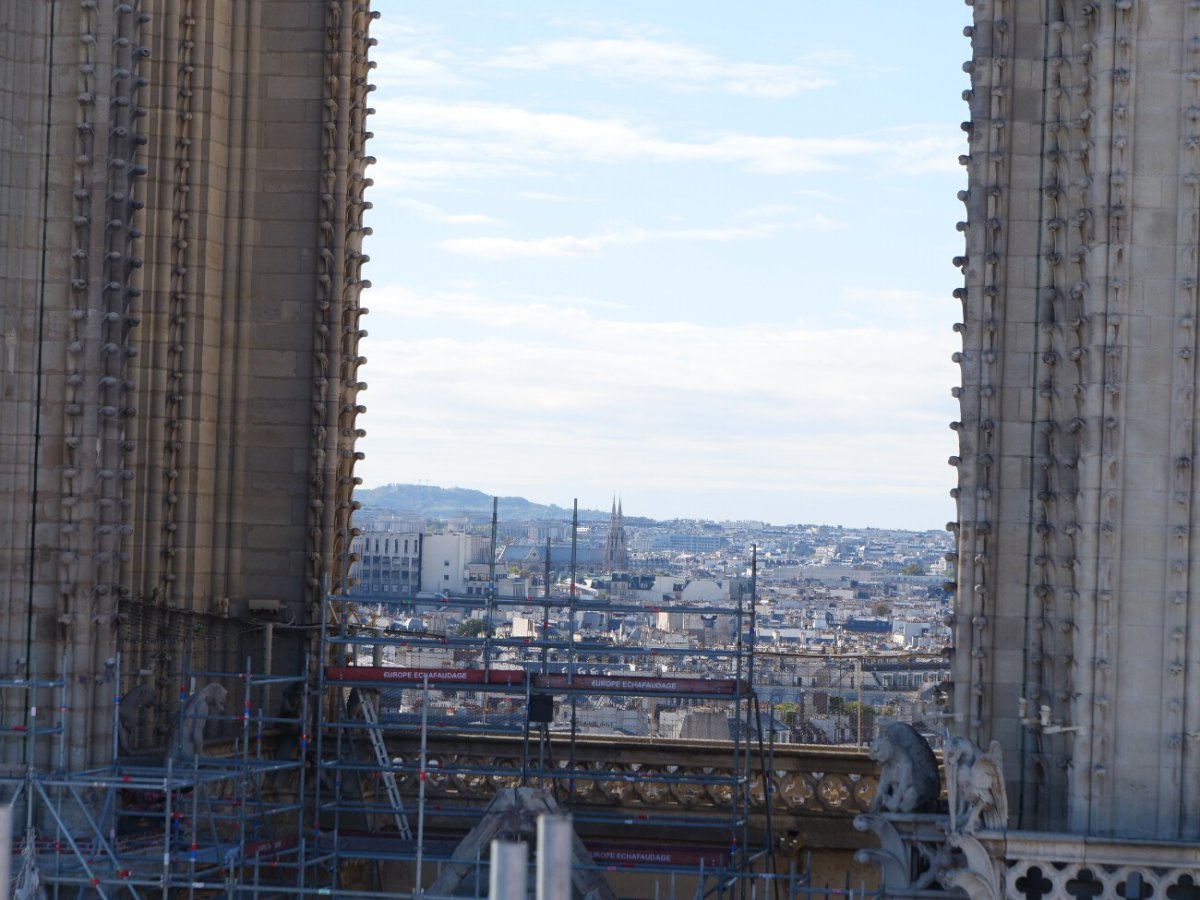 Notre-Dame de Paris. Vue sur le pignon ouest, entre les deux tours de Notre-Dame, orné originellement d'une statue de l'ange de l'Apocalypse, sauvée après l'incendie avec la société de maçons (…) © Laurence Faure / Diocèse de Paris.