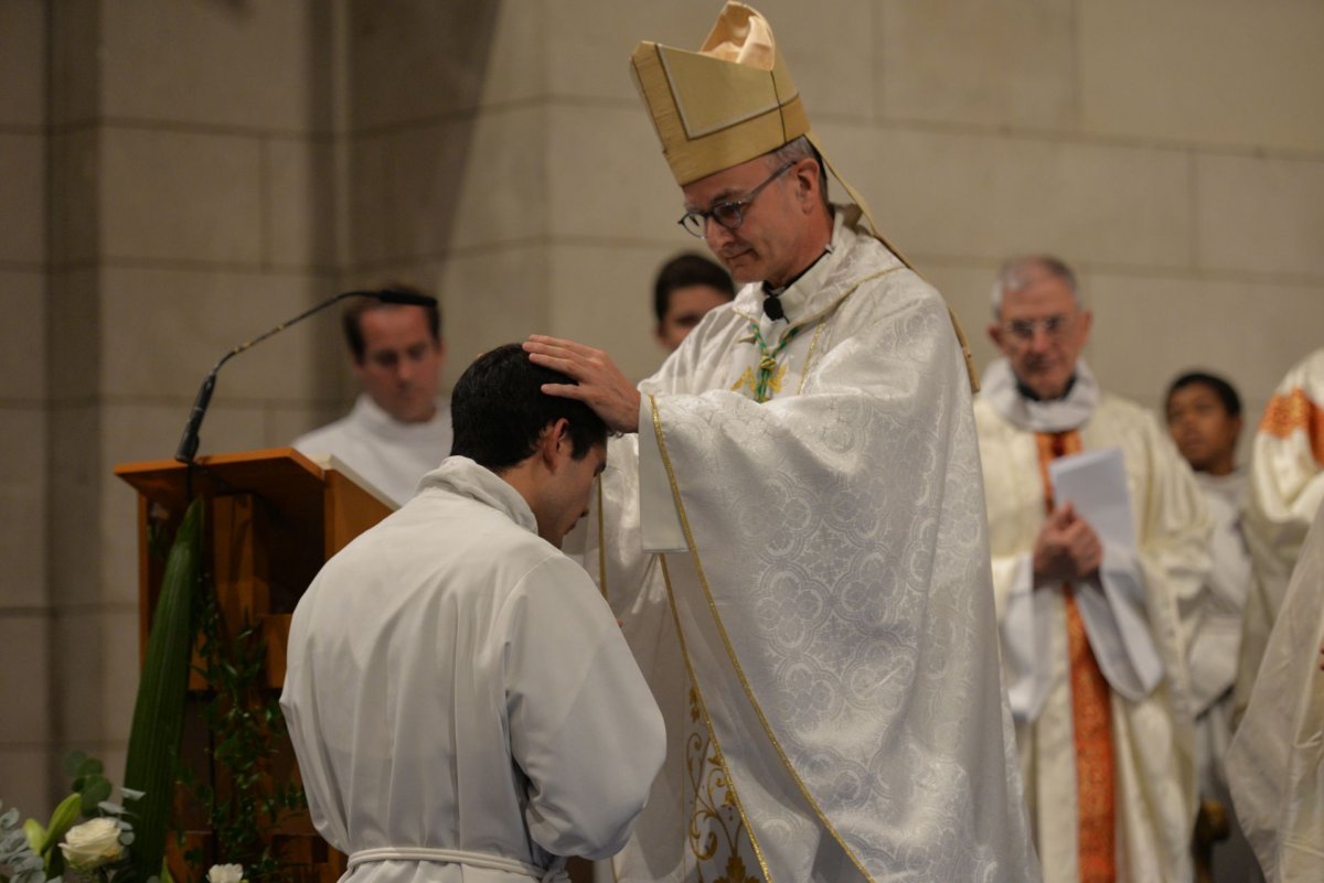 Ordinations diaconales en vue du sacerdoce à Saint-François de Sales. © Marie-Christine Bertin / Diocèse de Paris.