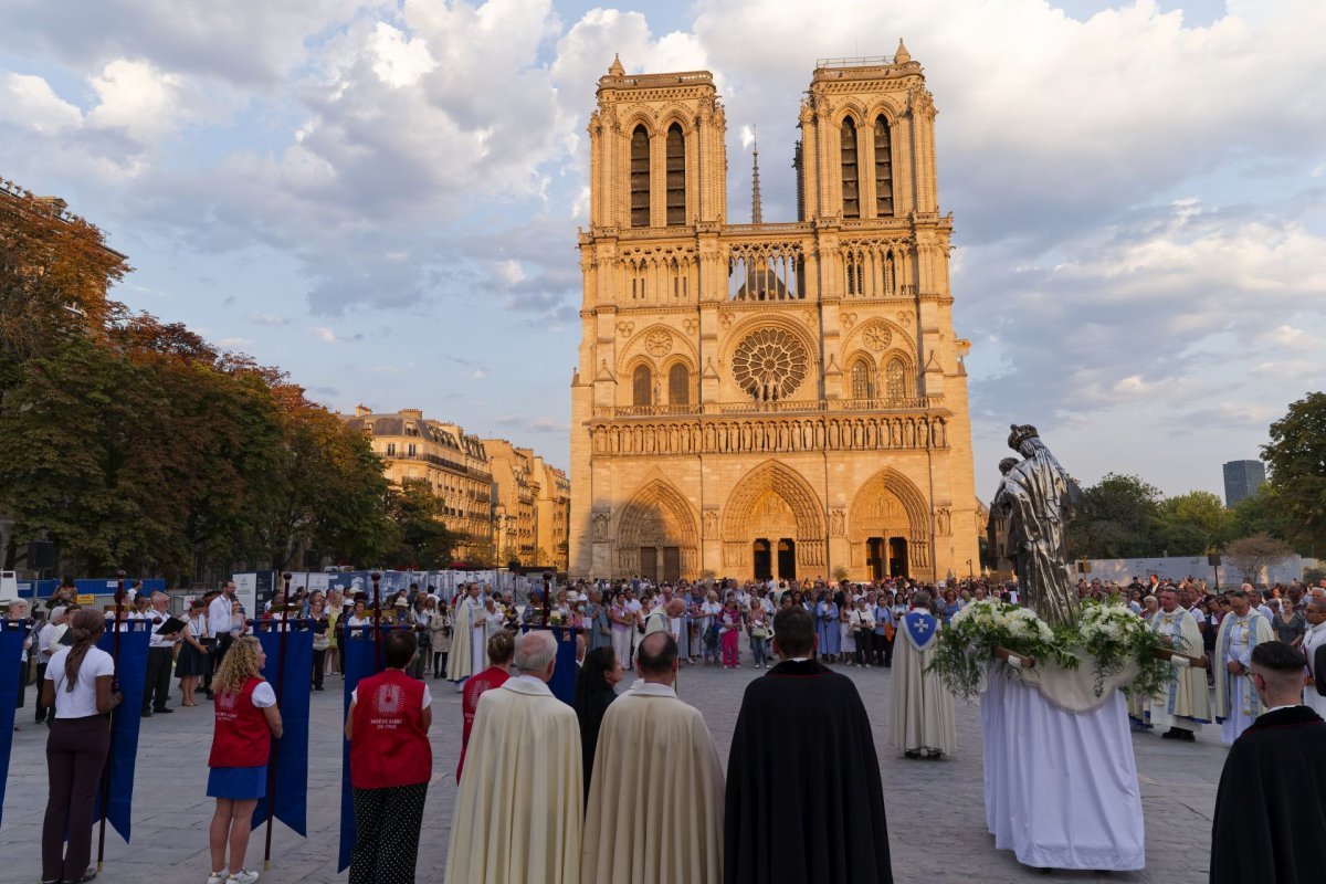 Veille de l'Assomption 2026 : proclamation de l'Évangile et (…). © Yannick Boschat / Diocèse de Paris.