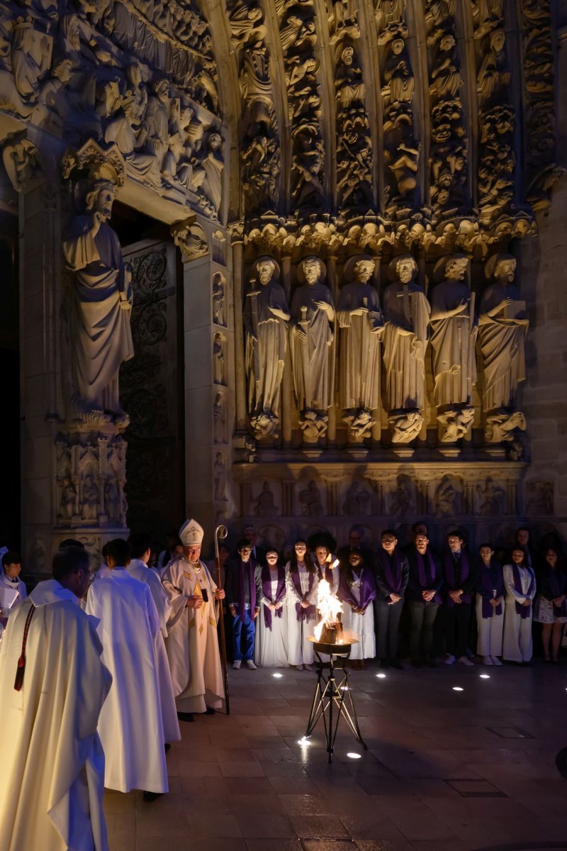 Vigile pascale à Notre-Dame de Paris 2025. © Jean-Baptiste Delerue.