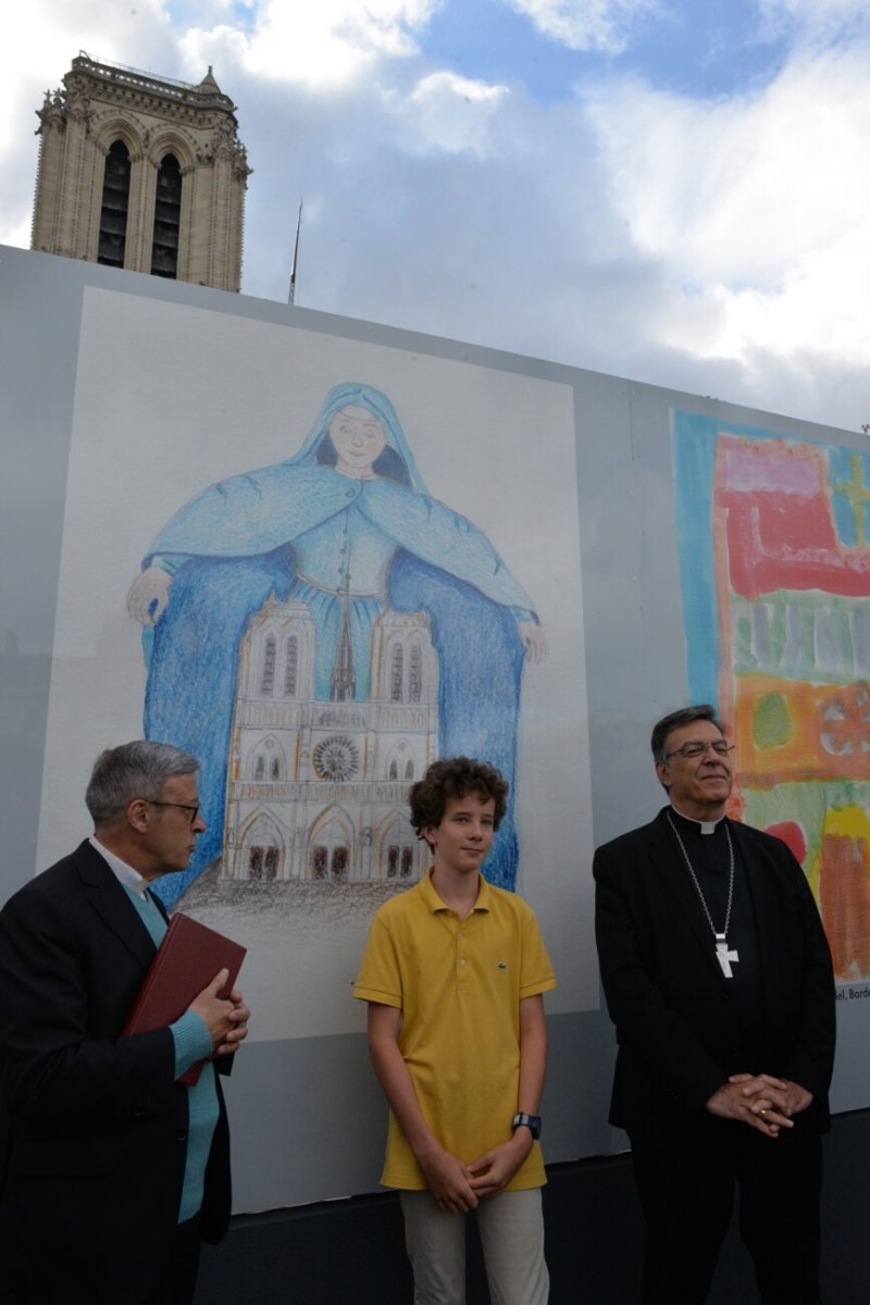 Inauguration de l'exposition de dessins au pied de la cathédrale. © Marie-Christine Bertin / Diocèse de Paris.