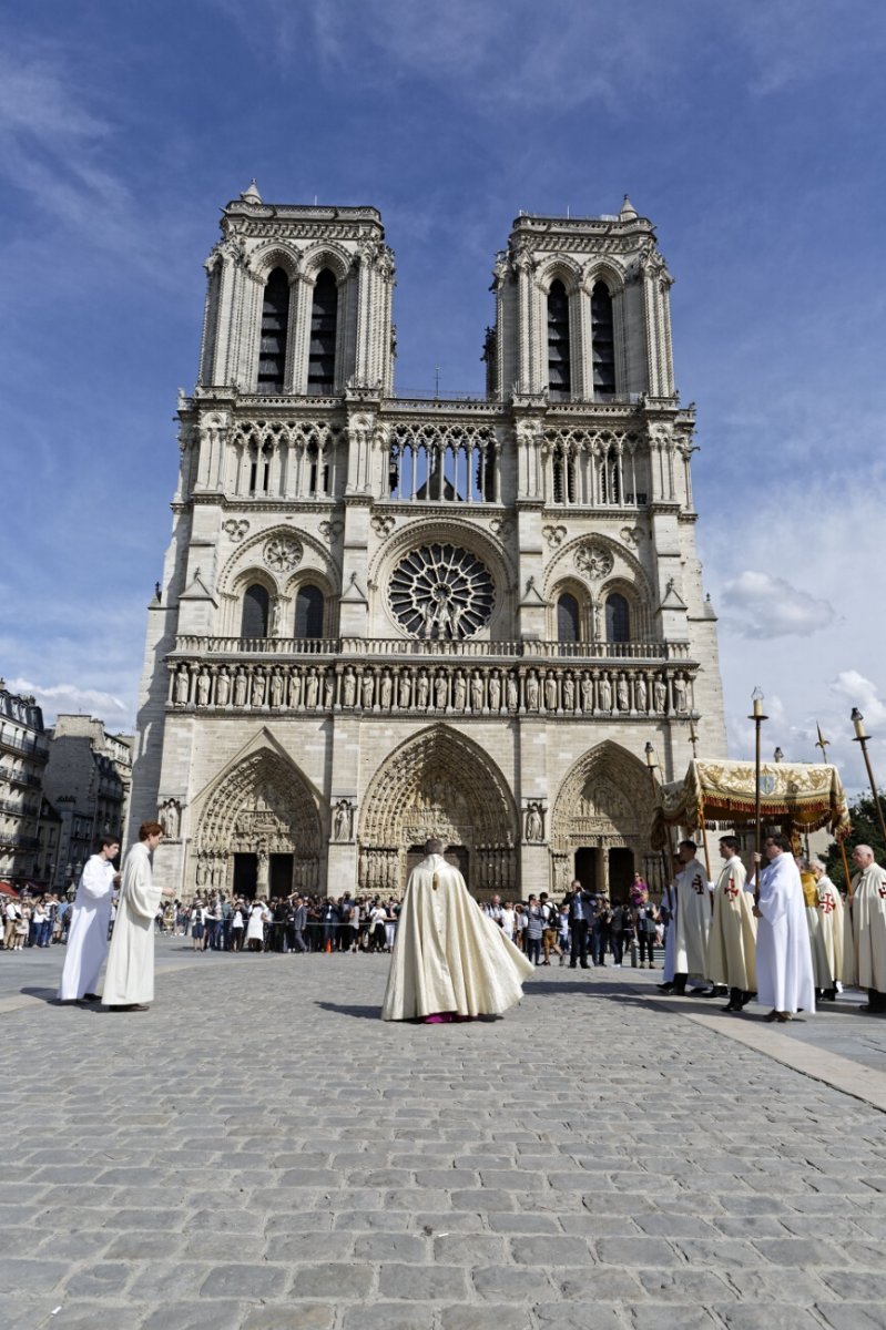 Procession à Notre-Dame de Paris. © Yannick Boschat / Diocèse de Paris.