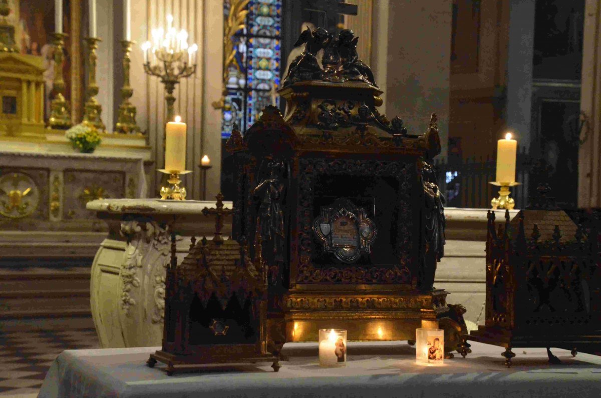 Accueil des reliques de sainte Geneviève à Saint-Louis en l'Île. © Michel Pourny / Diocèse de Paris.