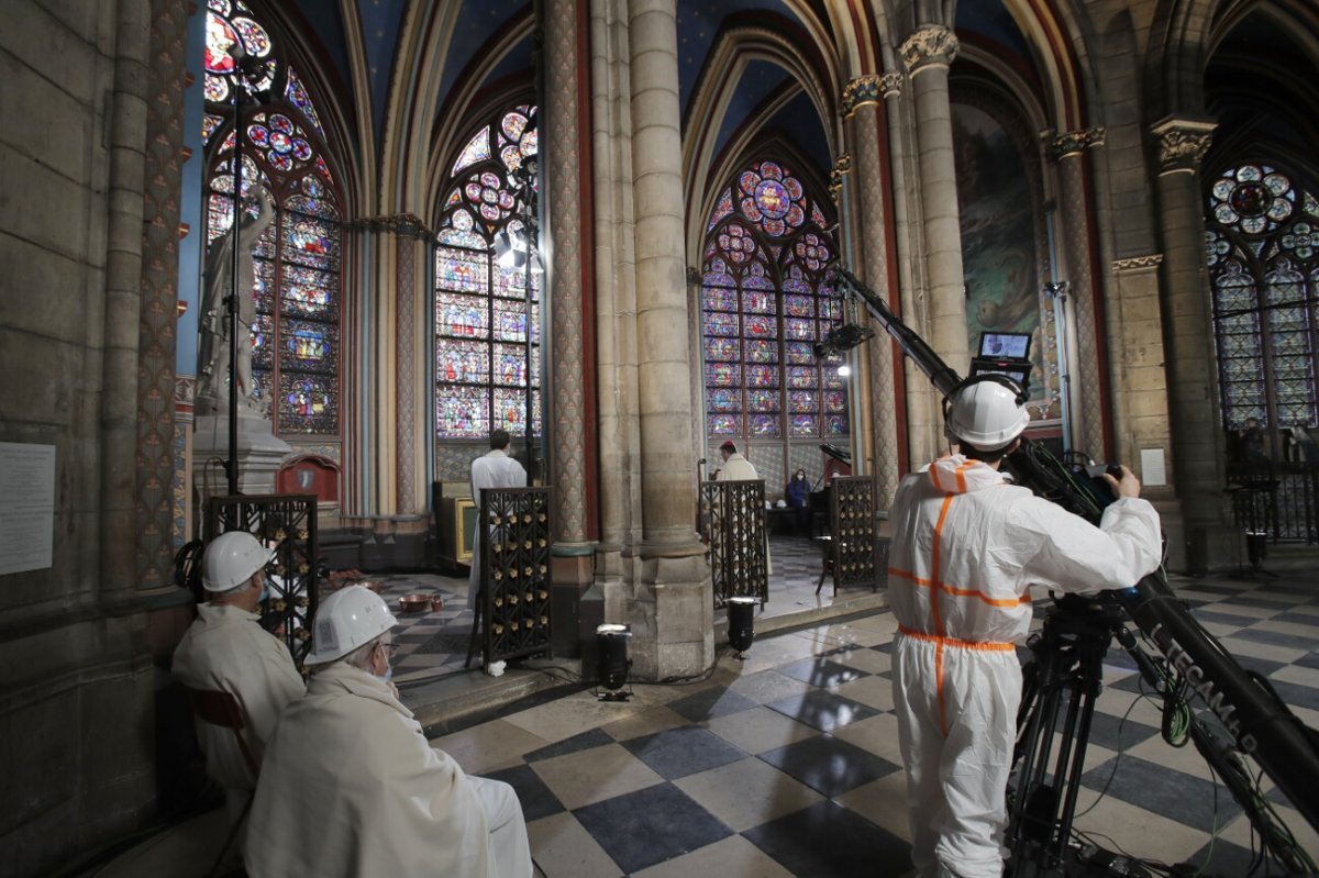 Méditation de Pâques à Notre-Dame de Paris. © Christophe Ena / Associated Press.