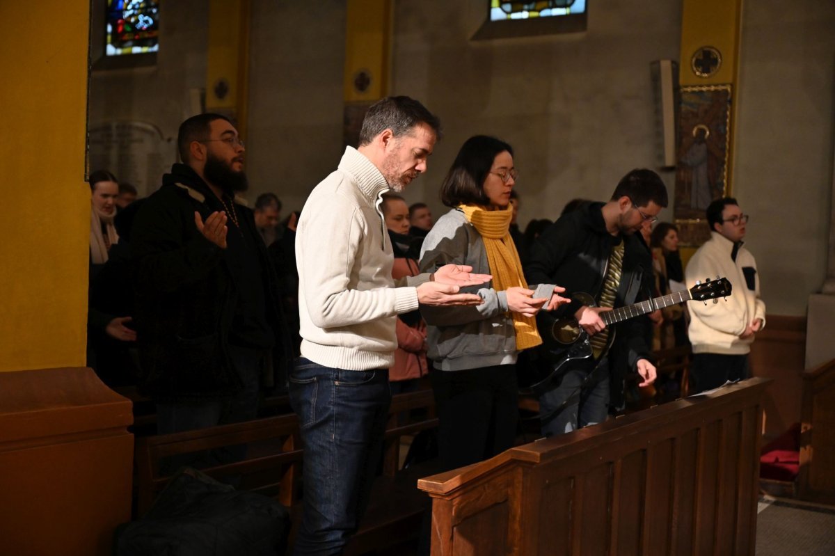 Prière du matin à Saint-Dominique. © Marie-Christine Bertin / Diocèse de Paris.