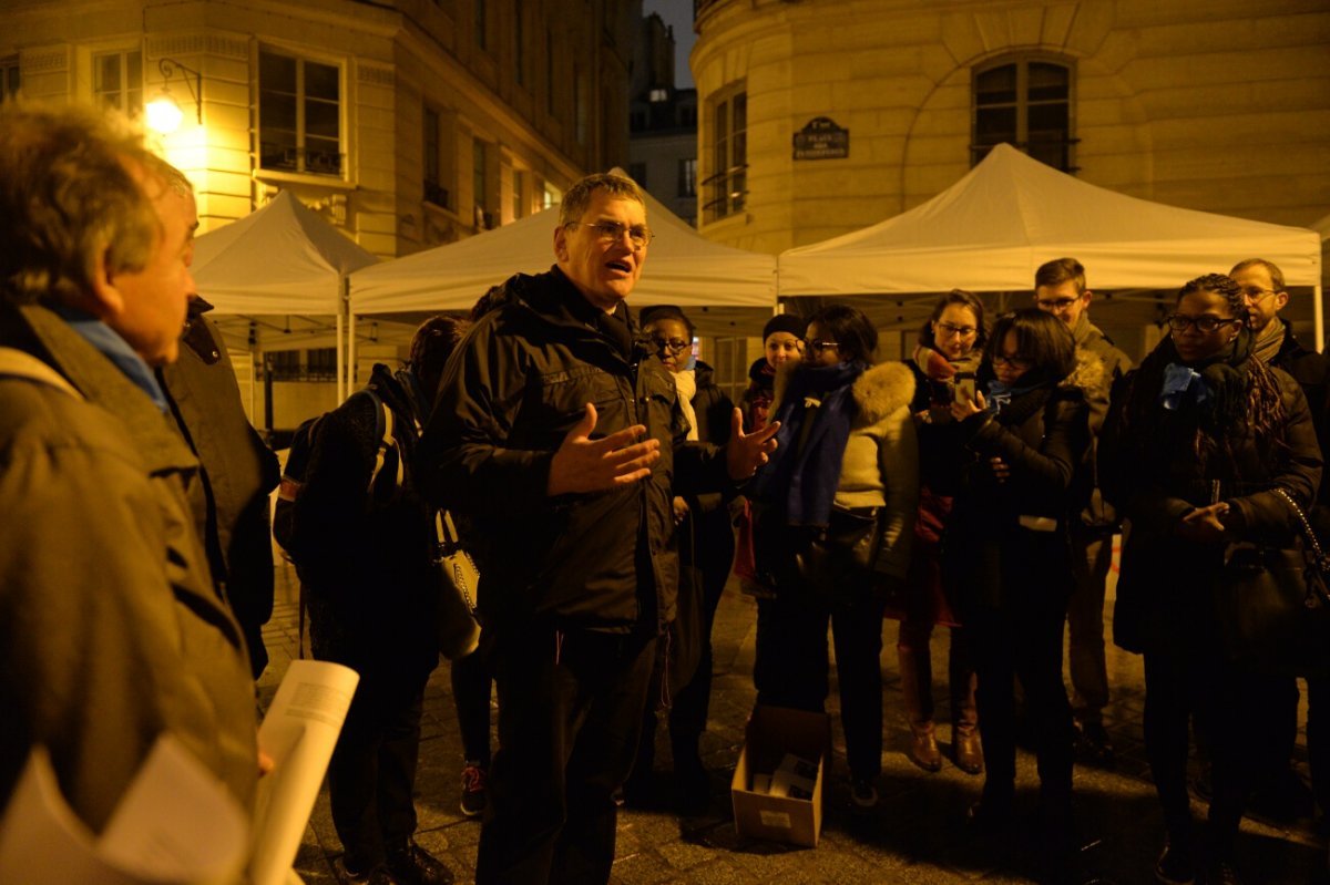 Procession Mariale, halte à Notre-Dame des Victoires. © Marie-Christine Bertin / Diocèse de Paris.