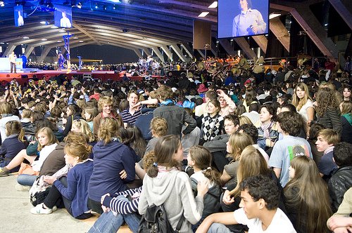 Avril : FRAT de Lourdes. 12 000 jeunes d'Ile de France ont participé au FRAT de Lourdes. "La Sainteté, chemin du bonheur" était le thème de ce 100ème FRAT. 