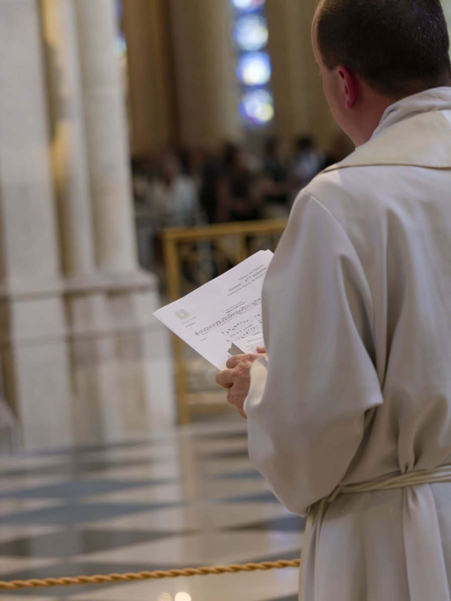 Vêpres à Notre-Dame de Paris à l'arrivée de la marche pour les vocations. © Yannick Boschat / Diocèse de Paris.