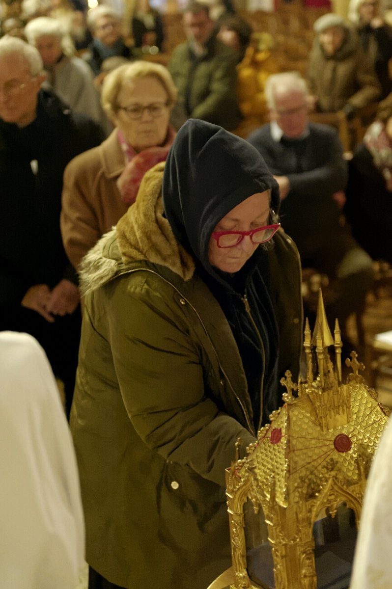 Accueil des reliques de sainte Geneviève à Saint-Léon (15e). © Trung Hieu Do / Diocèse de Paris.