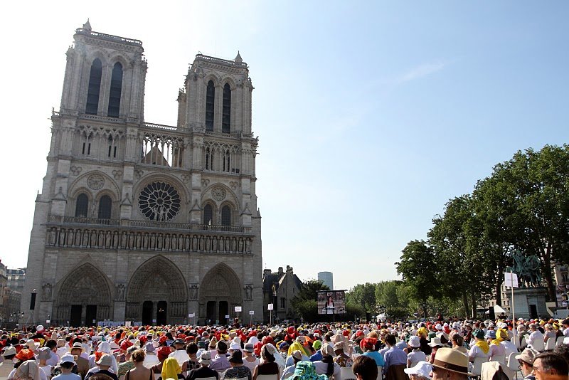 Plusieurs milliers de personnes sur le parvis. © Yannick Boschat / Diocèse de Paris.