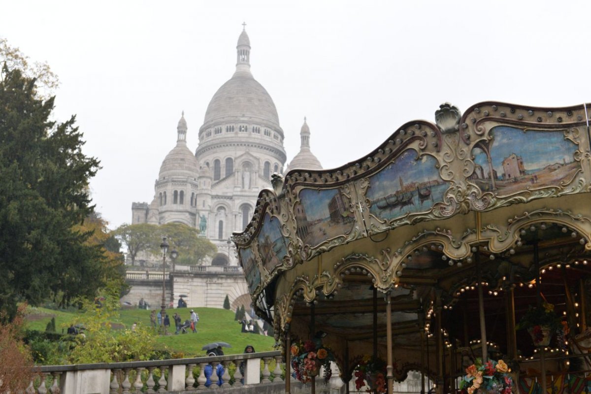 Montée à Montmartre de la paroisse Notre-Dame des Victoires. © Marie-Christine Bertin / Diocèse de Paris.