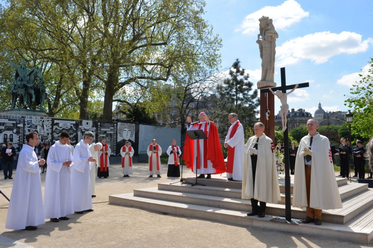 Méditation au pied de la croix avec Charles de Foucauld. © Marie-Christine Bertin / Diocèse de Paris.