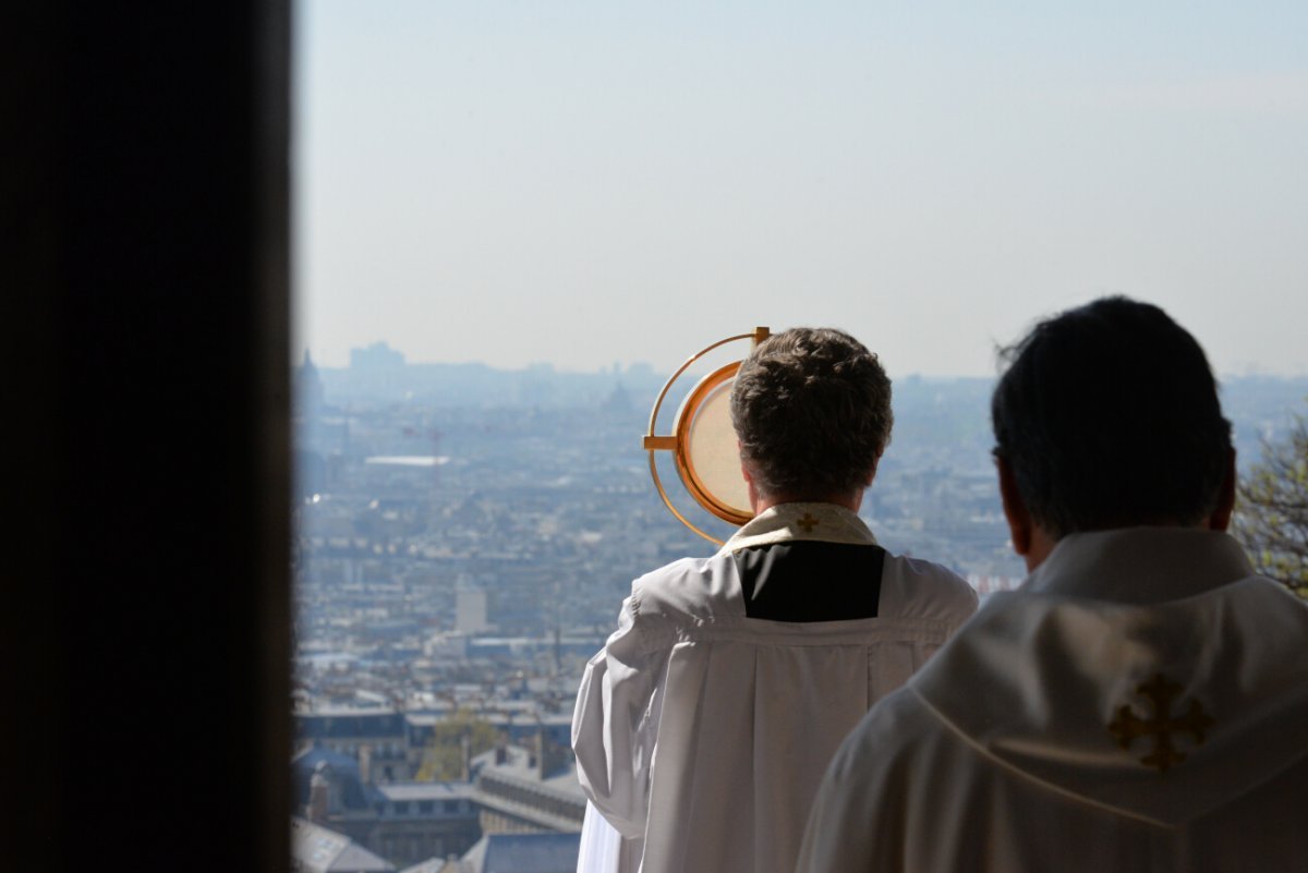 Bénédiction du Saint-Sacrement sur la ville. © Marie-Christine Bertin.