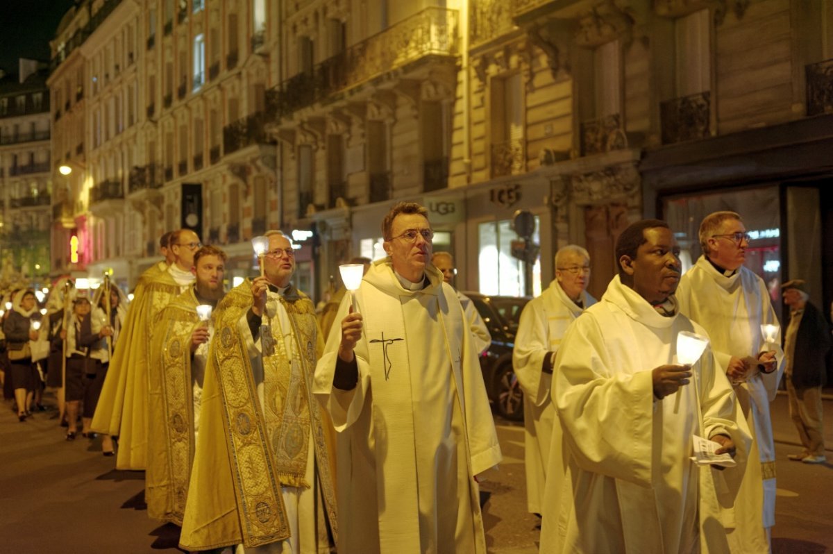 Procession mariale “Marcher avec Marie”. © Trung Hieu Do / Diocèse de Paris.